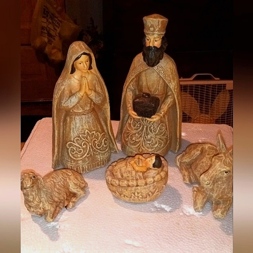 Grace Nativity Set of 5. Very good condition. No chips etc.
